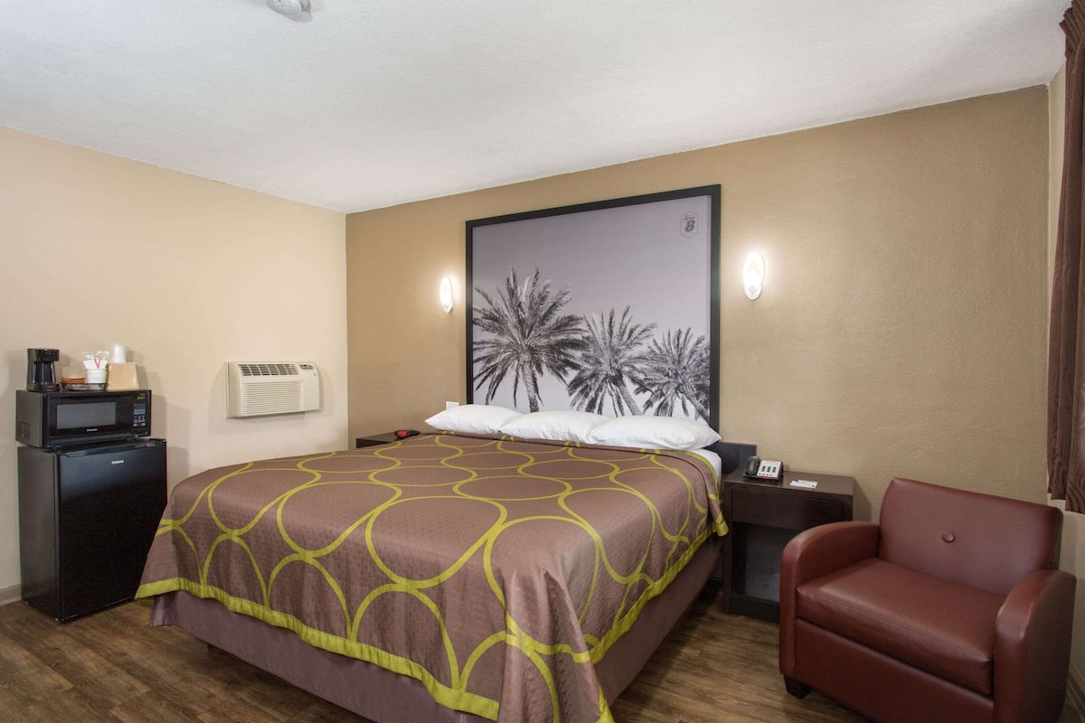Muebles diferentes, cortinas blackout y tabla de planchar con plancha