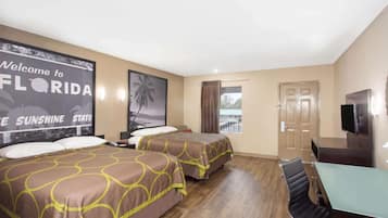 Muebles diferentes, cortinas blackout y tabla de planchar con plancha