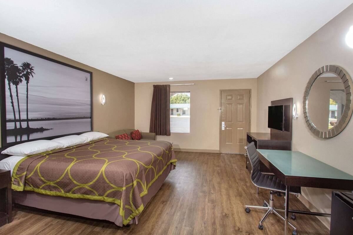 ผ้าม่านกันแสง, เตารีด/โต๊ะรีดผ้า, Wi-Fi ฟรี, ตกแต่งพิเศษโดยเฉพาะ