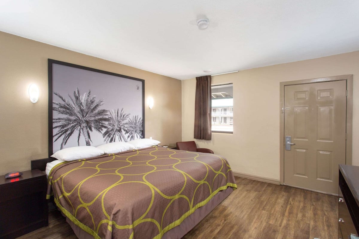 Muebles diferentes, cortinas blackout y tabla de planchar con plancha