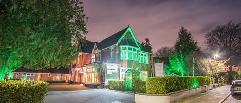 واجهة المنشأة - في المساء/الليل