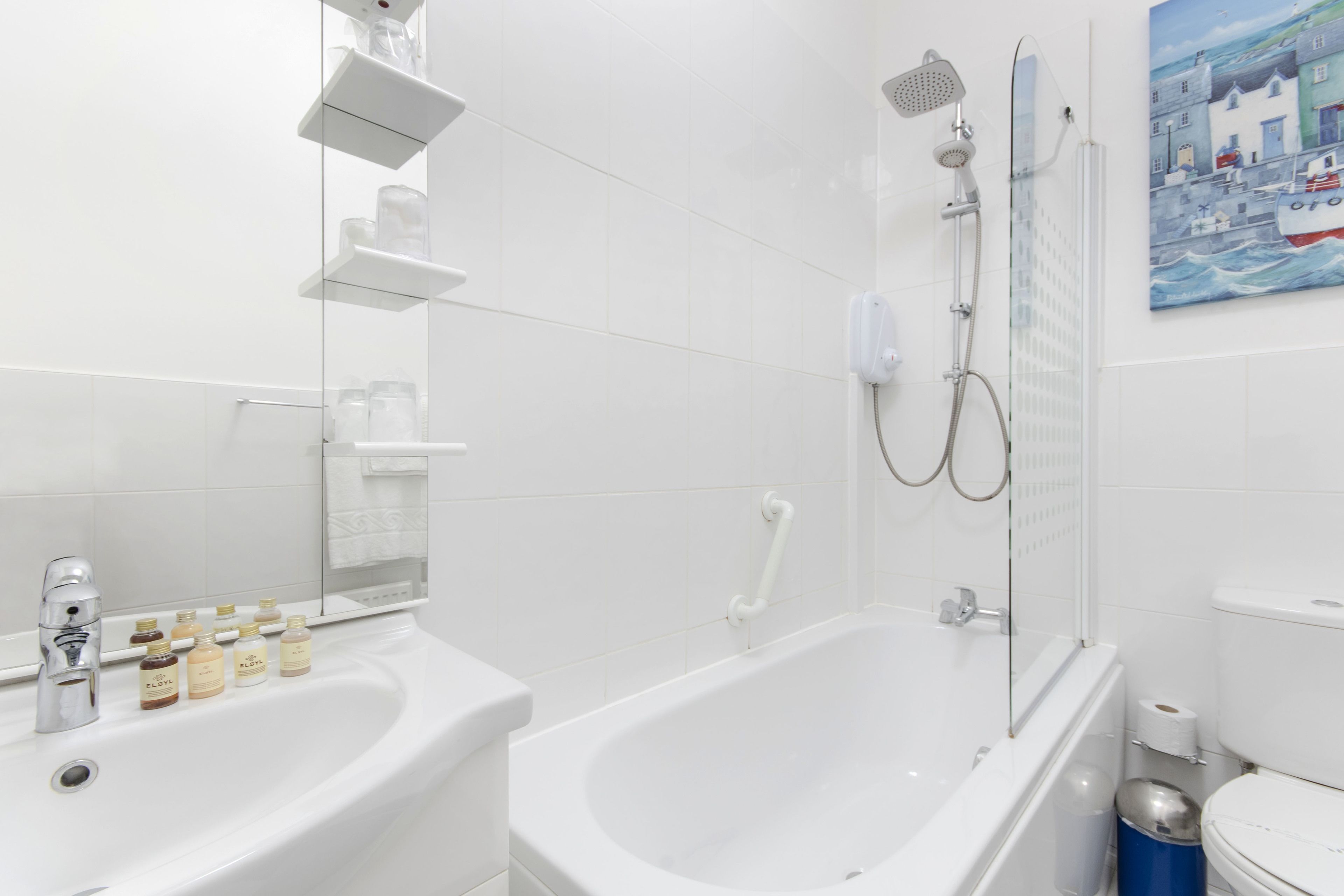 Ein modernes Badezimmer mit zwei Waschbecken, einer Badewanne und einer Dusche.