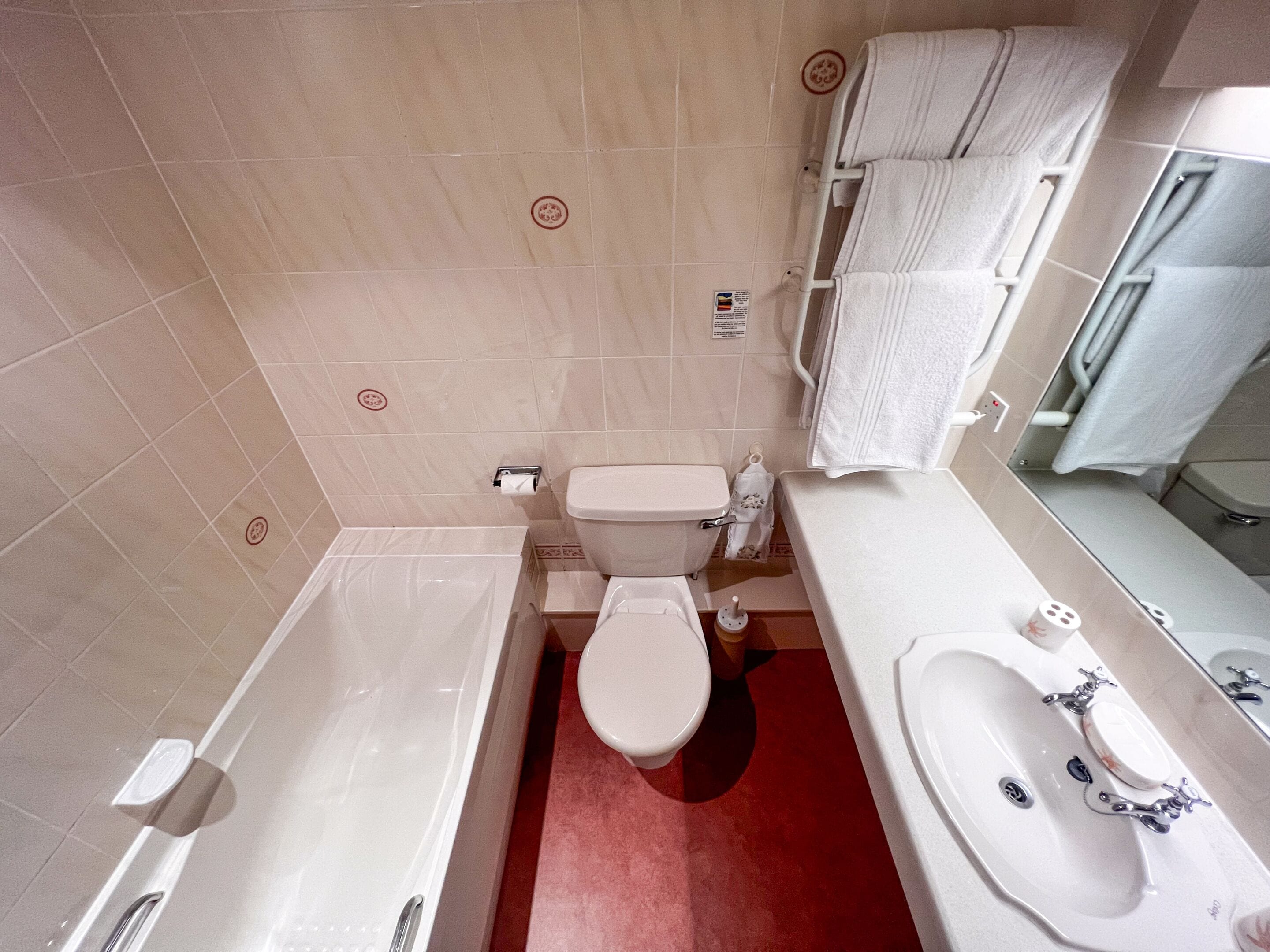 Un baño con bañera, inodoro y lavabo.