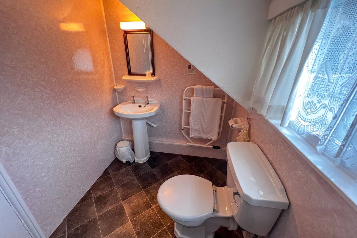 comfort double room, ensuite (small double 1 person) | bathroom