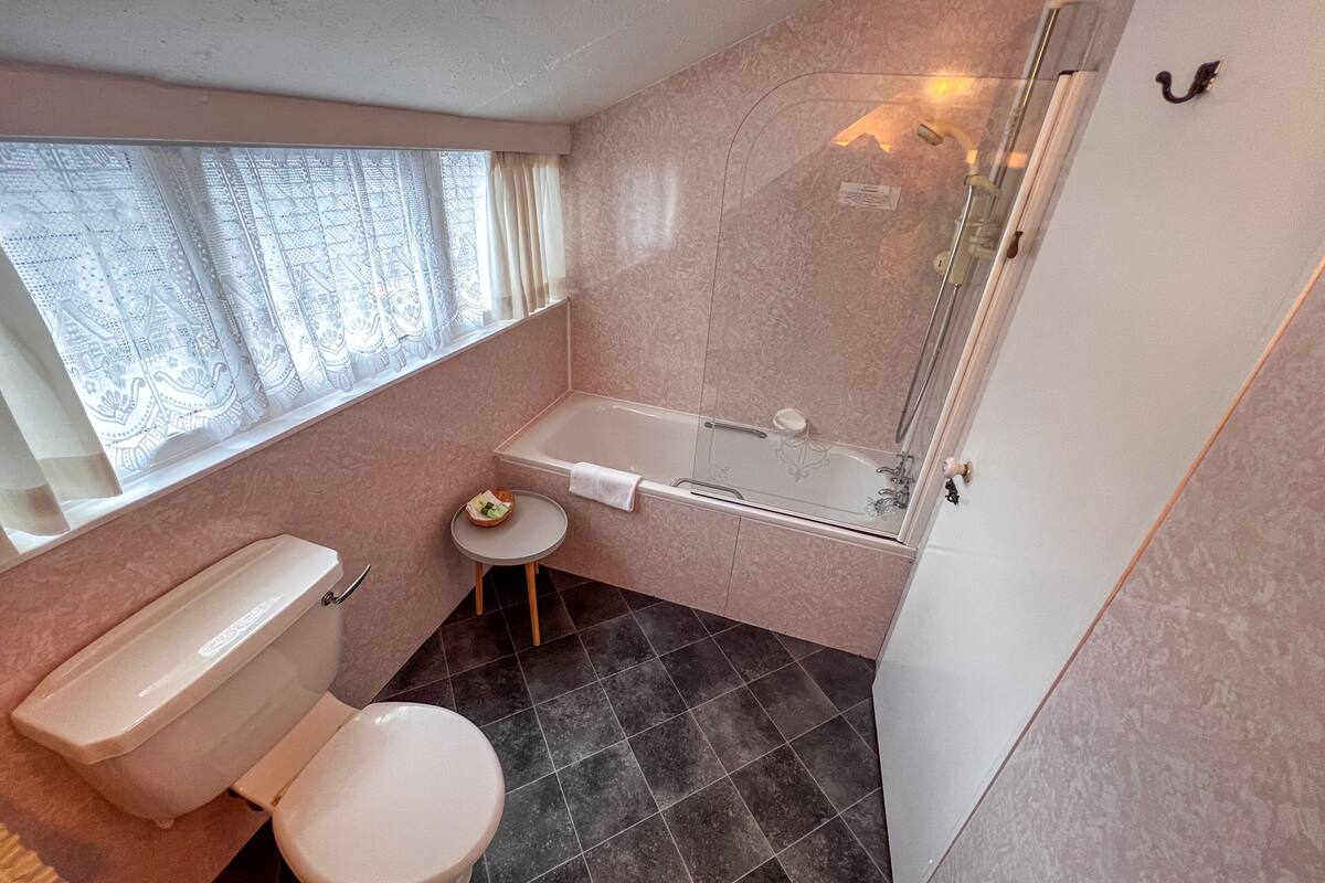 comfort double room, ensuite (small double 1 person) | bathroom