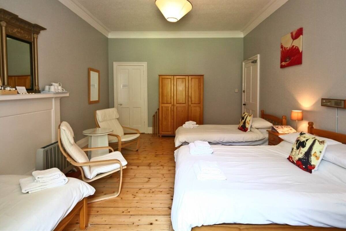 Suite, Ensuite (Room )