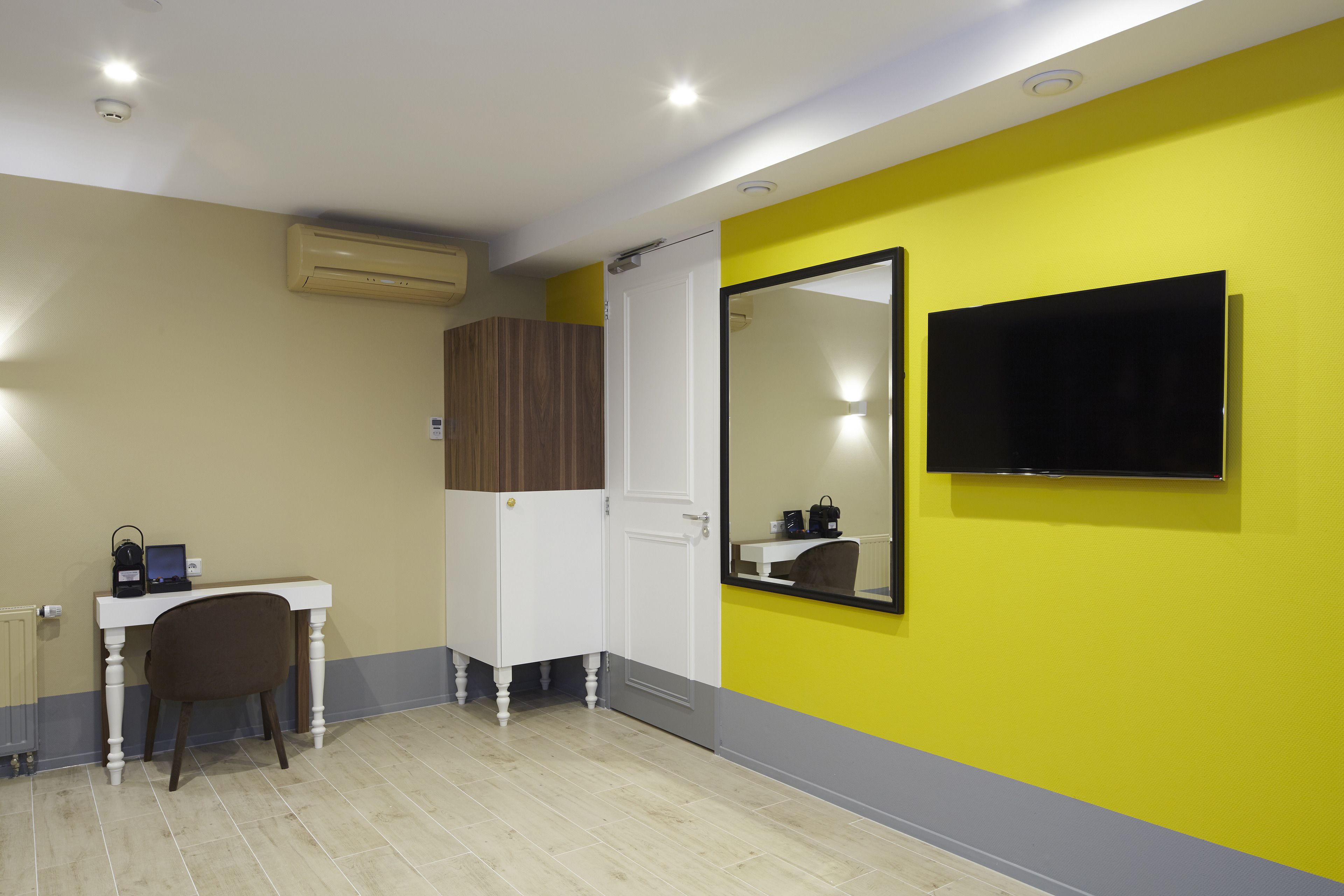 family room (basement) | premium bedding, pillow-top beds, free minibar items, in-room safe