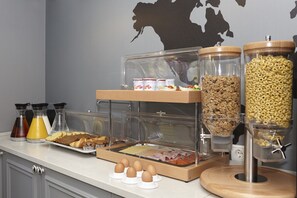 Se ofrece un desayuno bufé todos los días (por un coste adicional)