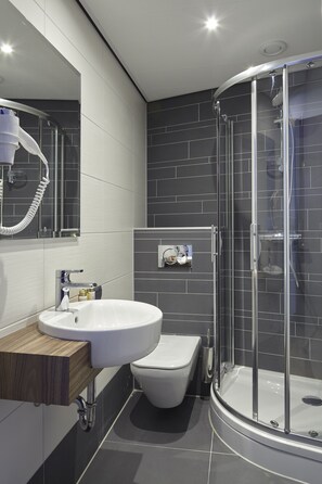 Shower, free toiletries, hair dryer, towels - The Muse Amsterdam Hotel (Amsterdam)
