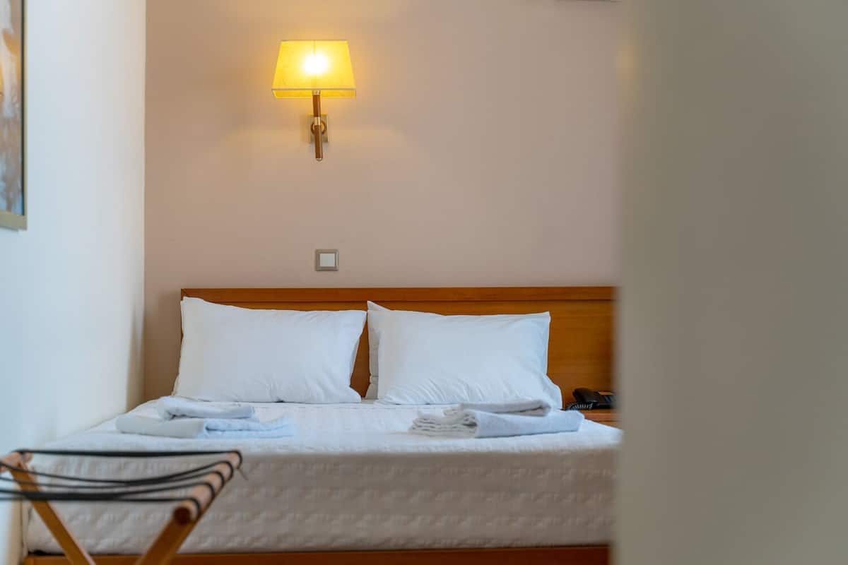 Classic Single Garden View | Ropa de cama de alta calidad, colchones Tempur-Pedic, escritorio