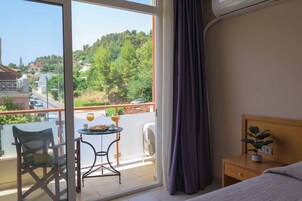 Standard Triple | Premium bedding, Tempur-Pedic beds, desk, laptop workspace