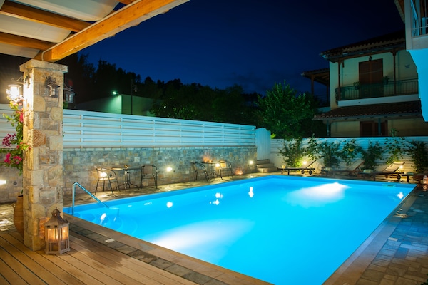 Kolam renang terbuka bermusim