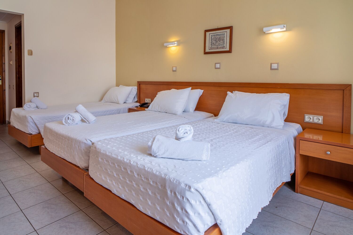 Ropa de cama de alta calidad, colchones Tempur-Pedic y escritorio 