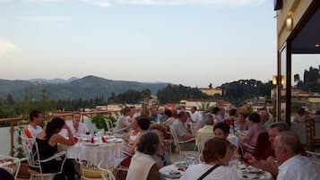 Breakfast, lunch and dinner served