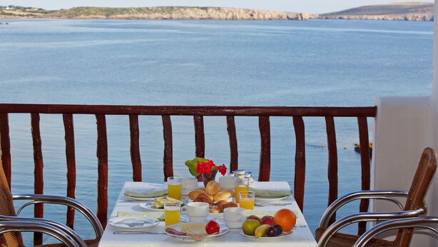 A table set for breakfast with a view of the sea and cliffs. - Comitas Tramontana Park (Mercadal)