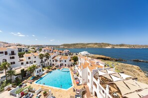 Una piscina al aire libre (de 10:00 a 19:00), tumbonas