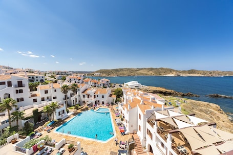 Outdoor pool, open 10:00 AM to 7:00 PM, sun loungers. Comitas Tramontana Park