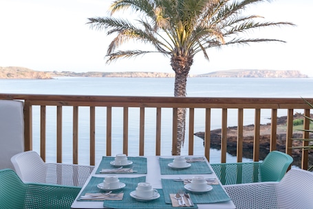 Outdoor dining. Comitas Tramontana Park