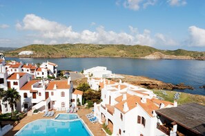 Outdoor pool, open 10:00 AM to 7:00 PM, sun loungers