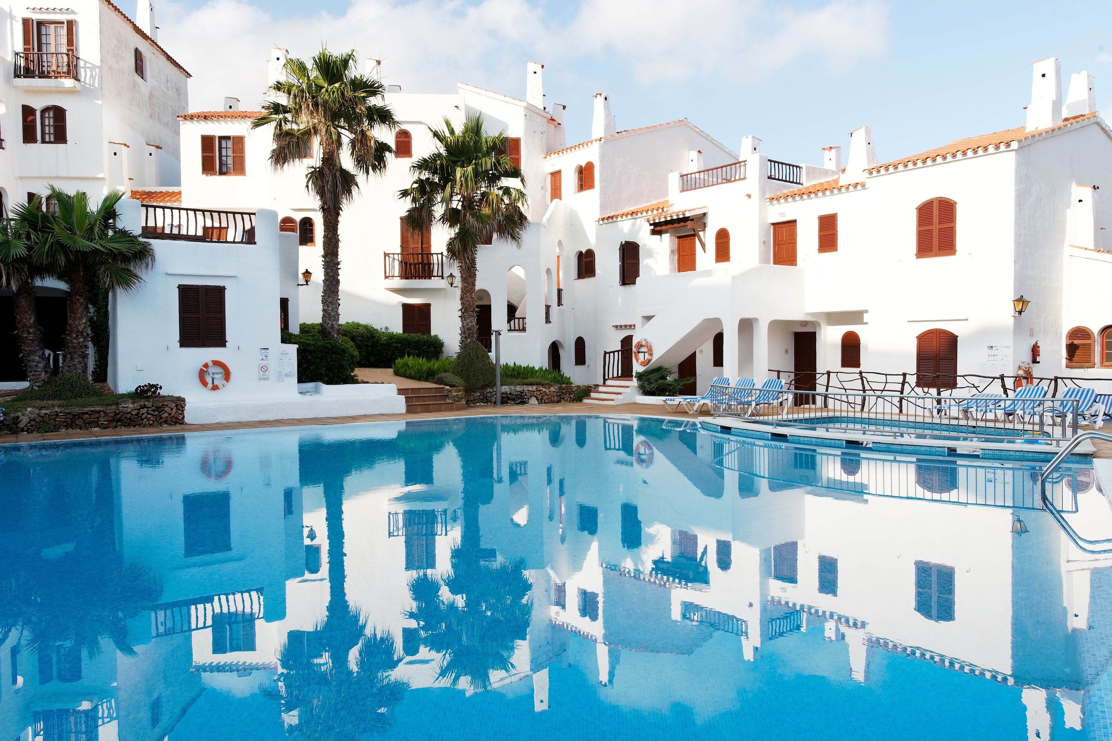 حمّام سباحة خارجي، مفتوح من 10 صباحاً إلى 7 مساءً، مقاعد للتشمس