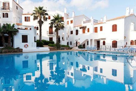 Outdoor pool, open 10:00 AM to 7:00 PM, sun loungers. Comitas Tramontana Park