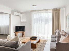 Apartamento Deluxe, 1 habitación | Minibar, caja fuerte, escritorio y cortinas opacas