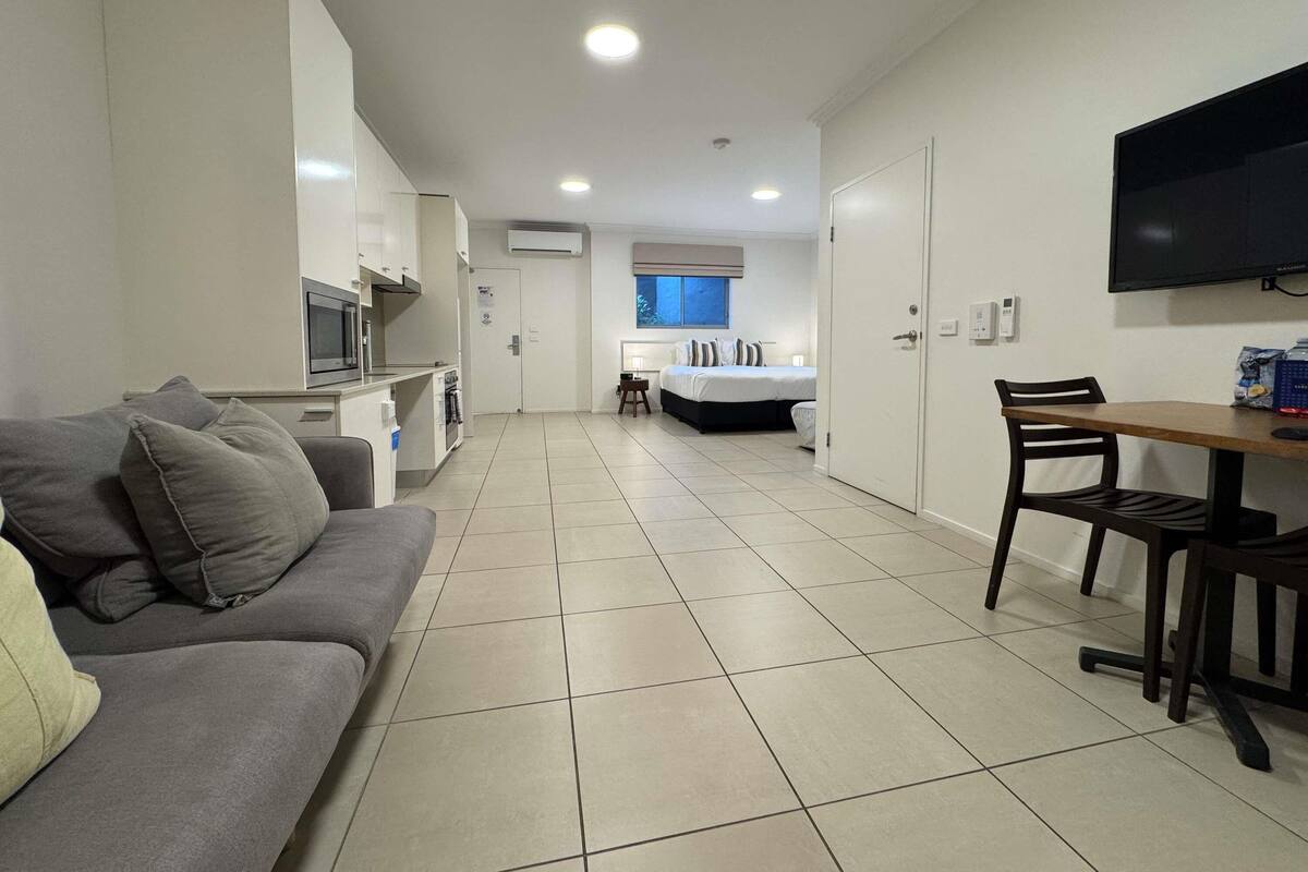 Superior Room, 1 King Bed, Accessible | Minibar, in-room safe, desk, blackout drapes
