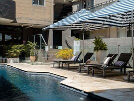 Una piscina al aire libre