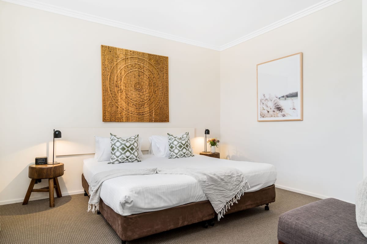 King Room | 1 bedroom, minibar, in-room safe, desk