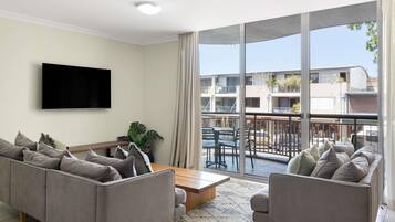 Apartamento luxo, 3 quartos, acessível | Frigobar, cofres nos quartos, escrivaninha, cortinas blackout
