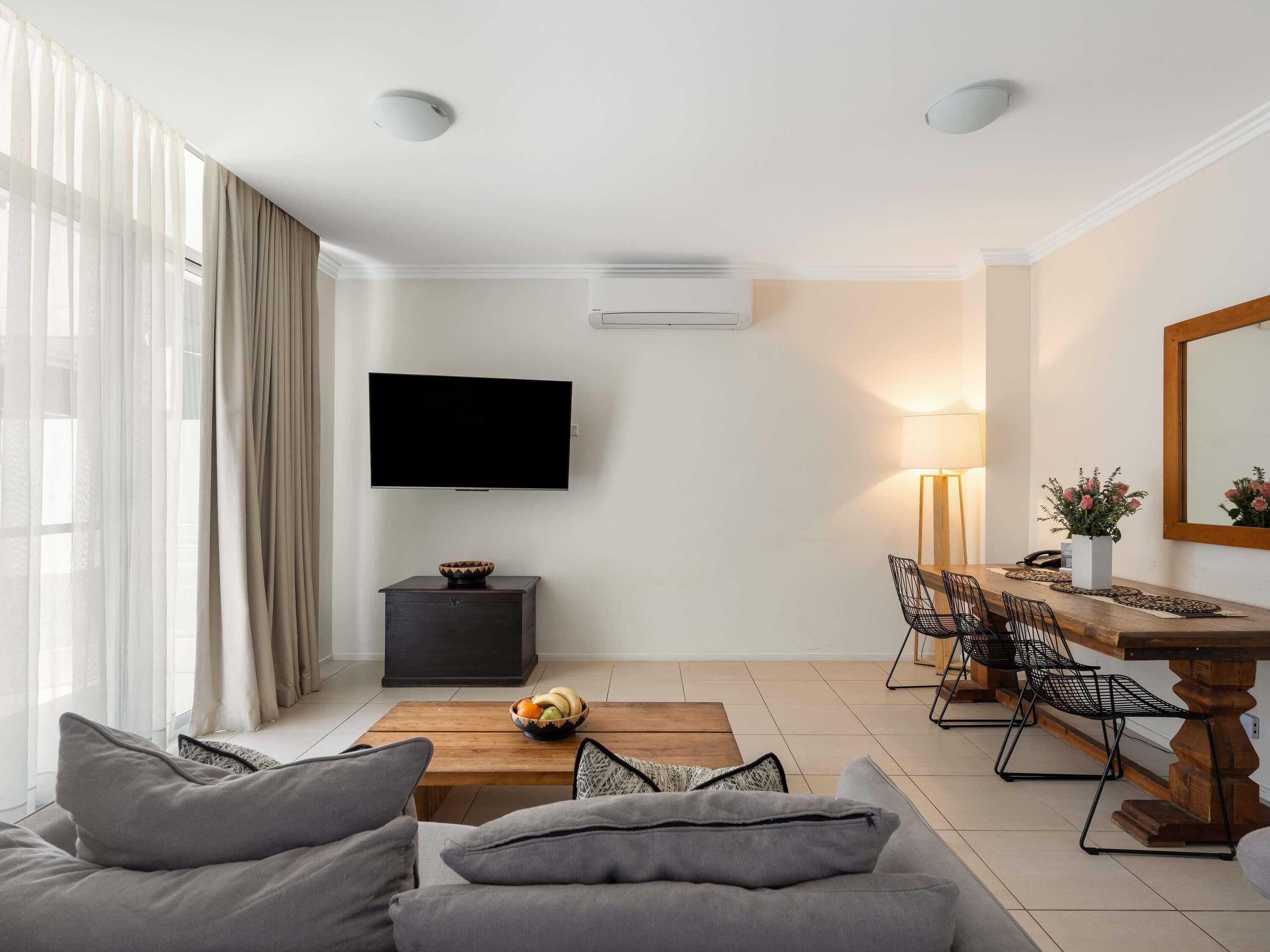 Apartment, 1 Bedroom | Bar mini, peti besi dalam bilik, meja, langsir/tirai gelap terus 