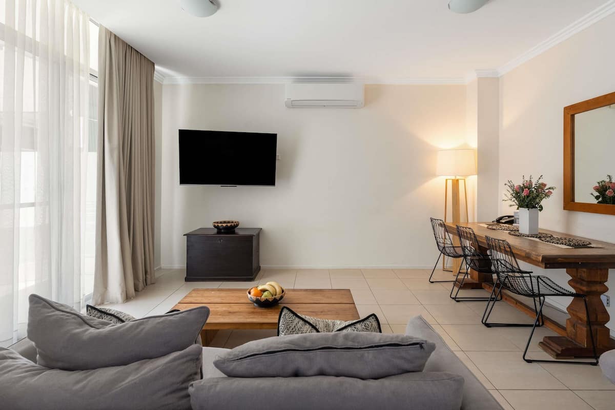 Departamento, 1 habitación | Minibar, caja de seguridad en la habitación y escritorio