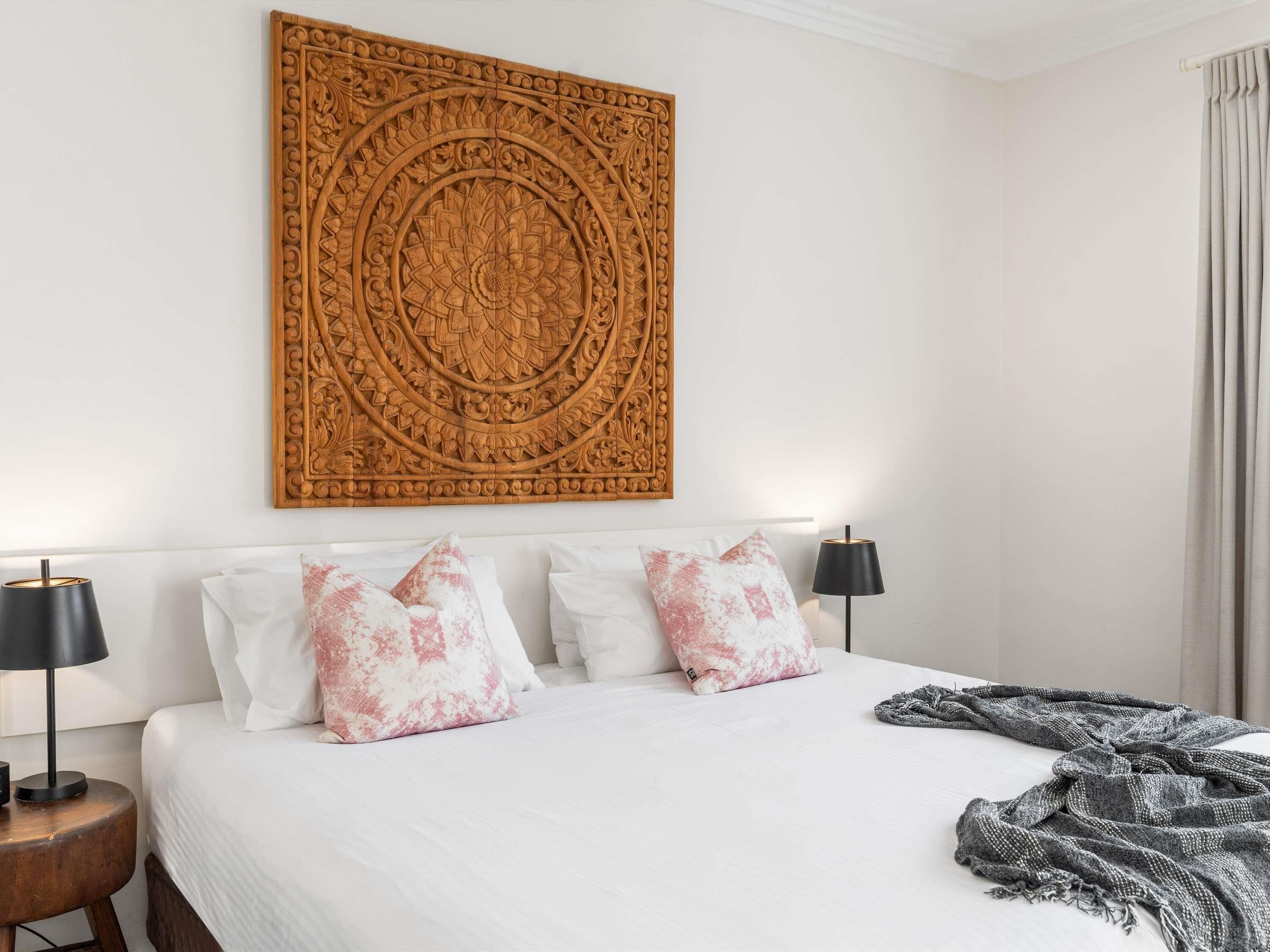 Deluxe Apartment, 1 Bedroom | Bar mini, peti besi dalam bilik, meja, langsir/tirai gelap terus 