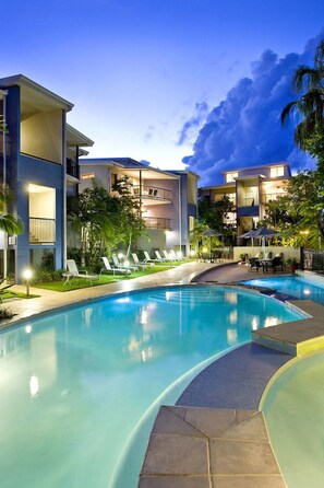 2 outdoor pools, pool umbrellas, sun loungers - Verano Resort (Noosaville)