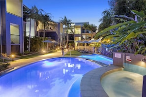 2 outdoor pools, pool umbrellas, pool loungers - Verano Resort (Noosaville)