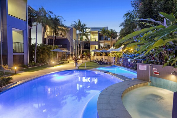 2 outdoor pools, pool umbrellas, pool loungers - Verano Resort (Noosaville)