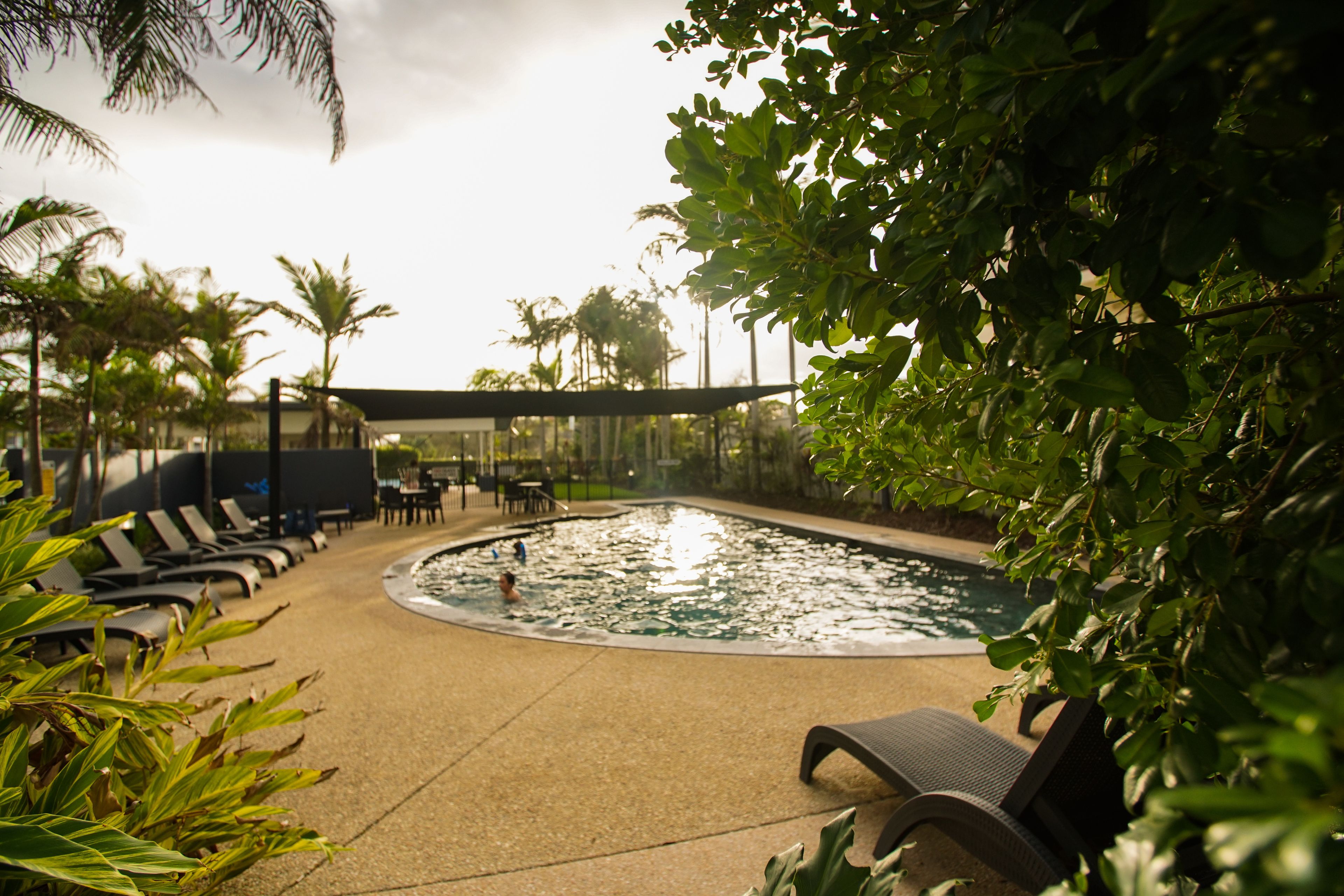 Una piscina al aire libre