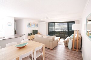 Apartment, 2 Bedrooms, Ocean View | Living area