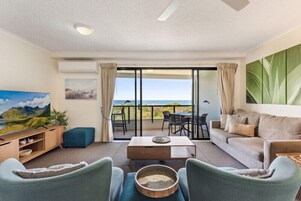 Apartment, 2 Bedrooms, Ocean View | Living area