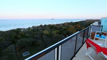 Apartamento, 3 quartos, vista para o oceano | Quartos à prova de som, ferros/tábuas de passar roupa, Wi-Fi de cortesia