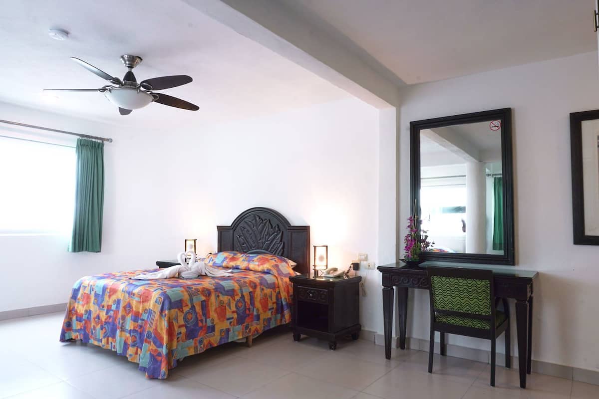 Premium bedding, in-room safe, desk, WiFi (free)