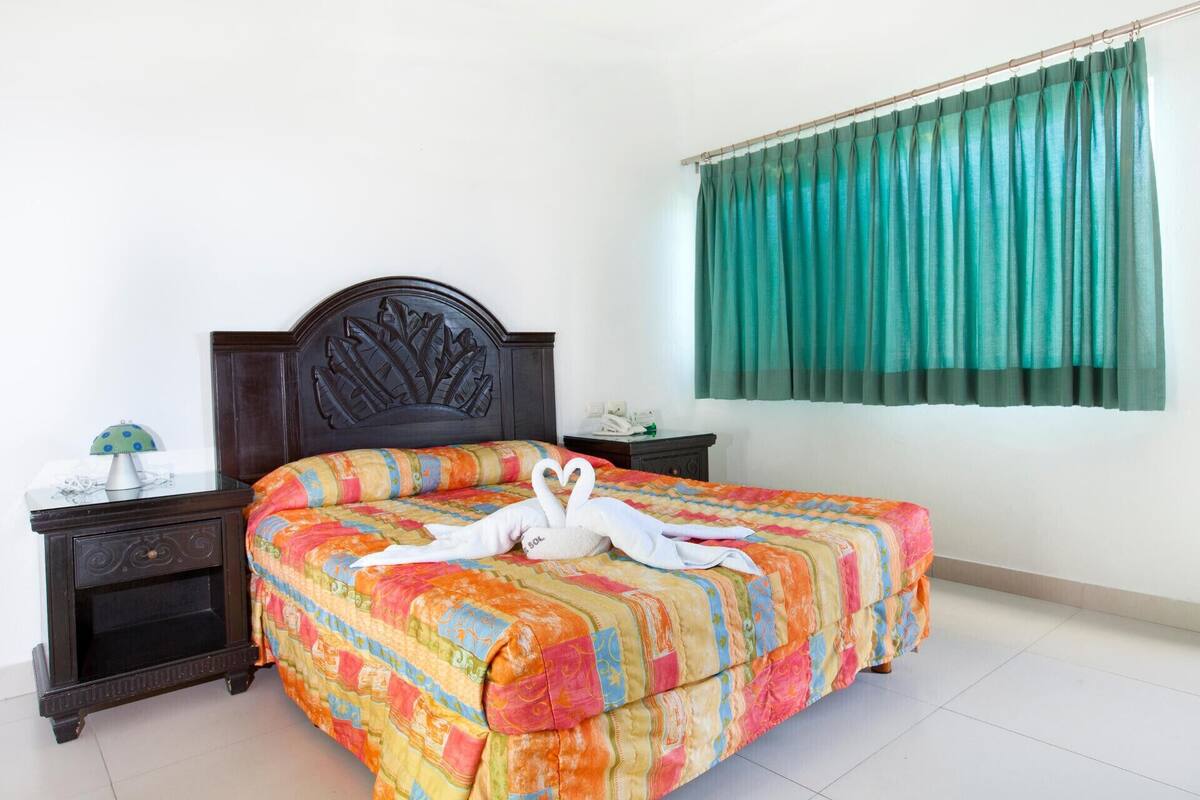Premium bedding, in-room safe, desk, WiFi (free)