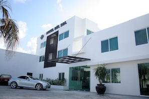 Property entrance - Hotel del Sol (Cancun)