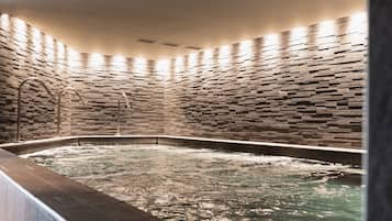 Inomhuspool och utomhuspool, öppettider: 10.00 till 16.00, och solstolar