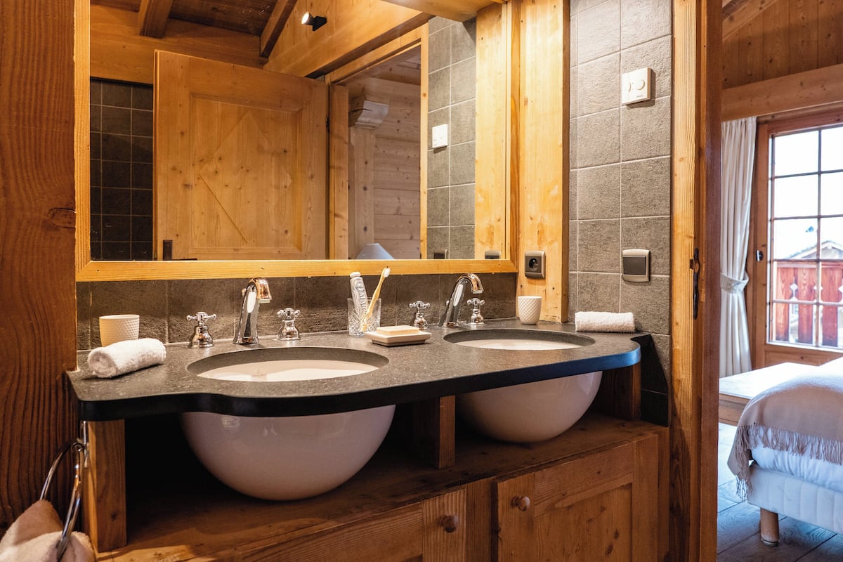 Clovis Chalet - 4 bedrooms | 5 bedrooms, minibar, in-room safe, individually furnished