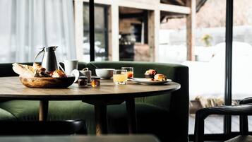 Café da manhã com buffet grátis todos os dias