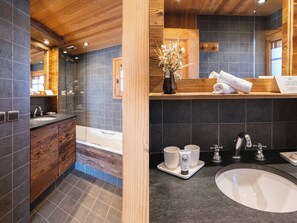 5 chambres, minibar, coffres-forts dans les chambres