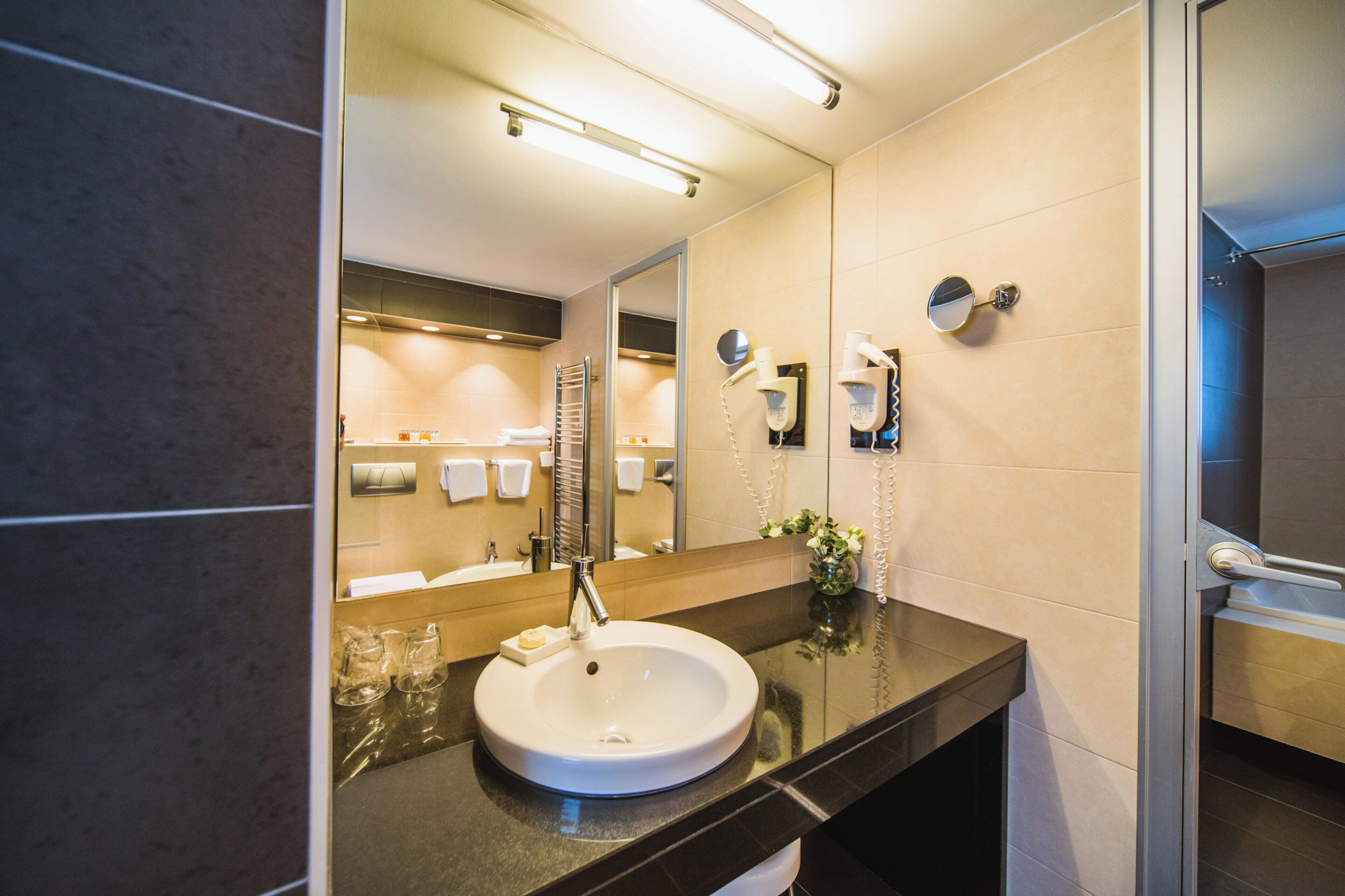 luxury suite | egyptian cotton sheets, hypo-allergenic bedding, memory-foam beds