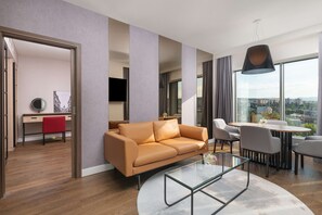 Minibar, caja de seguridad en la habitación y escritorio 