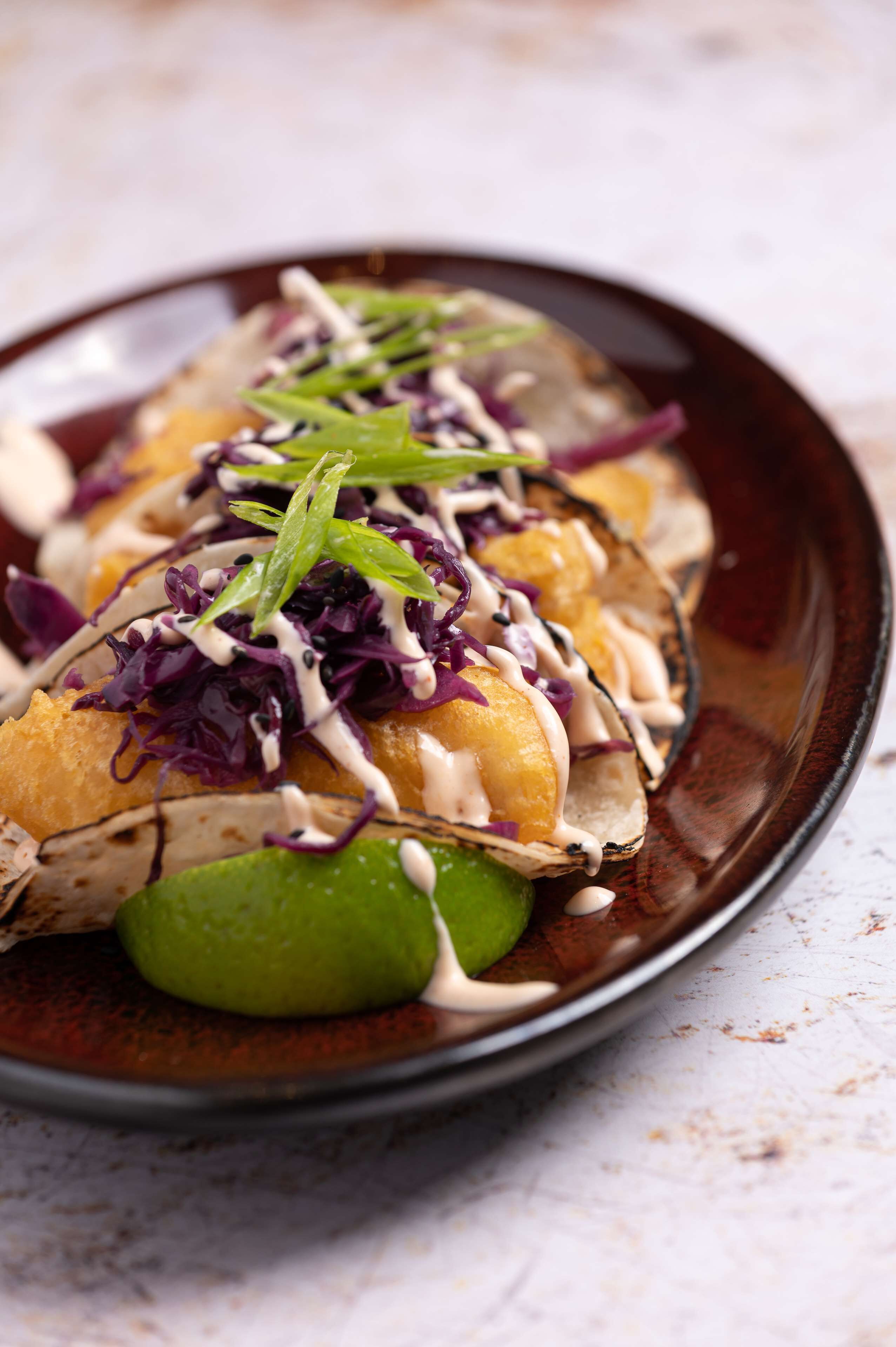 Un plato de comida con diferentes ingredientes y salsa.